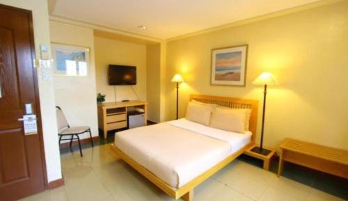 Deluxe Queen Suite