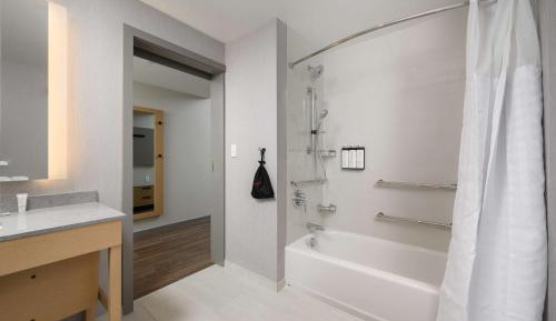 Queen Room with Two Queen Beds and Accessible Tub