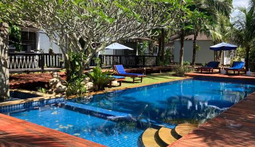 Deluxe Double or Twin with Pool View