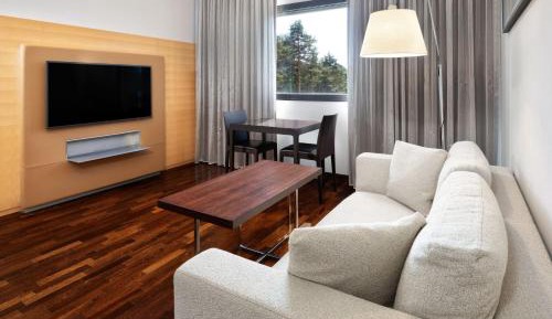 Junior Suite, 1 Bedroom Junior Suite, 1 King, Garden view