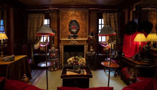 Deluxe Suite - Guardroom