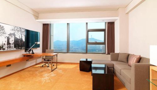 Aloft Suite with City View
