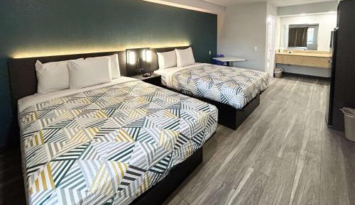 2 Queen Beds | Mobil Access RI Shr Nsmk Ktchn