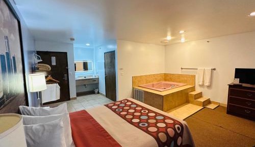 Deluxe Queen Studio Suite - Non-Smoking