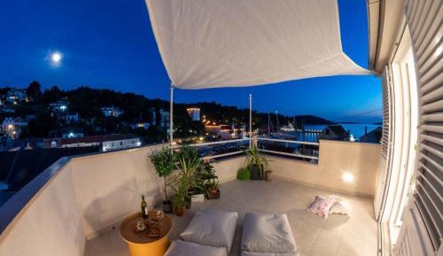 Three Bedroom Holiday Home with Terrace and Sea View