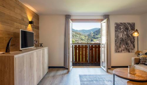 Apartment with Mountain View