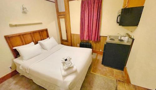 Standard Queen Room with Kitchenette