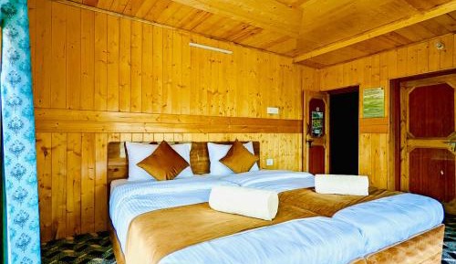 Deluxe Room (2 Adults + 1 Child)