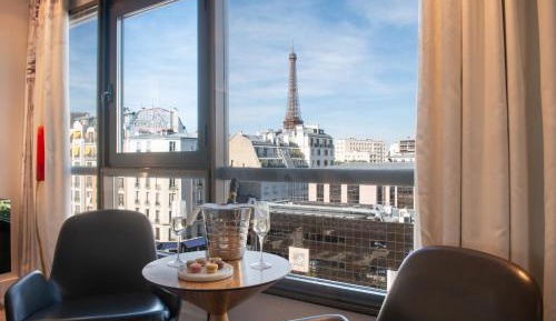 Junior Suite with Eiffel Tower View