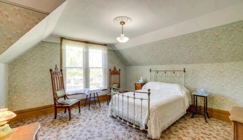 Queen Room with Shared Bathroom