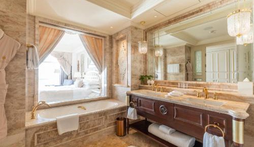 Grand Ocean King Room with Balcony and Ocean View