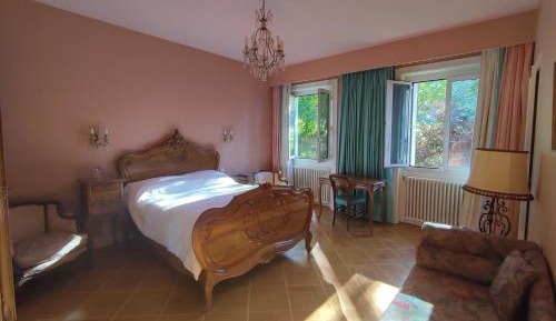 Deluxe Room (2 Adults + 1 Child)