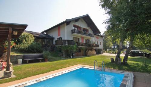 Three-Bedroom Apartment with Balcony No.6