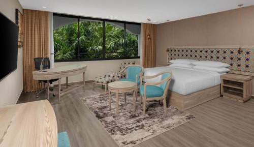 Standard King Room with Courtyard View