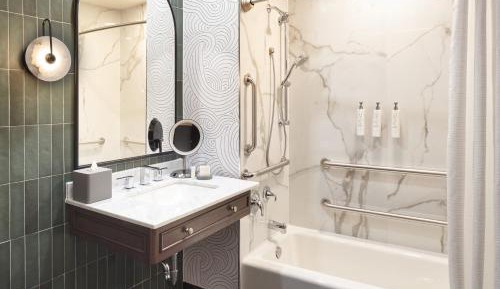 Standard King Room with Adapted Tub - Mobility Accessible