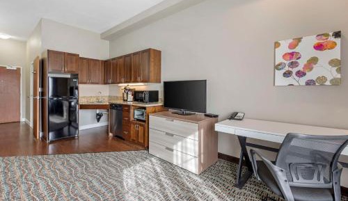 Queen Suite with Full Kitchen