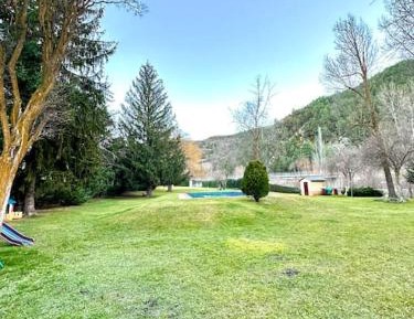 Four-Bedroom Apartment with Balcony 