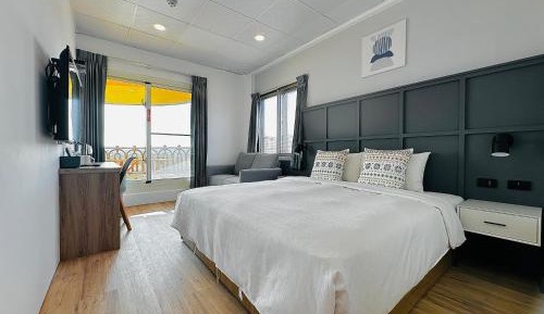 Deluxe Queen Room