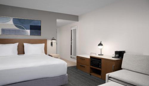 King Room with Adapted Tub - Mobility and Hearing Accessible