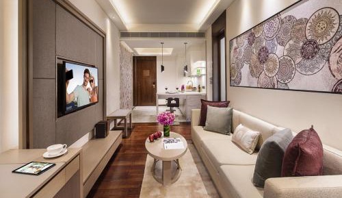 Birthday Bash Package - Executive Suite with 1st round Free Mini Bar & Red Wine & Birthday Cake with Birthday theme set up