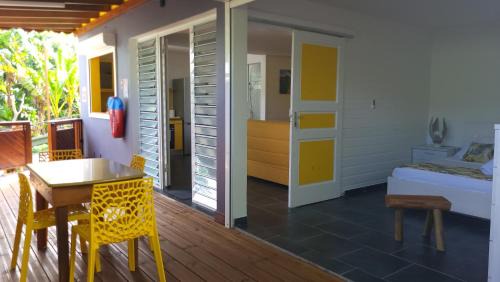 Bungalow Yellow