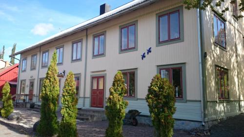 Three-Bedroom Apartment with Balcony