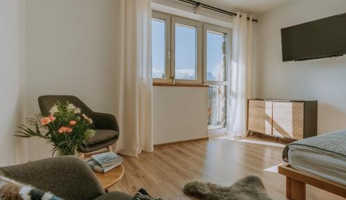 Apartment with Mountain View