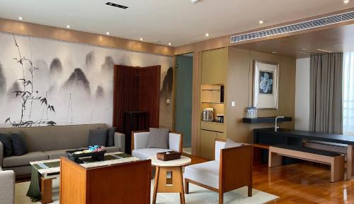 Suite with Garden View