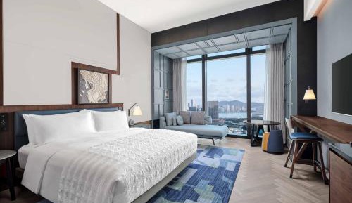 Deluxe King Room
