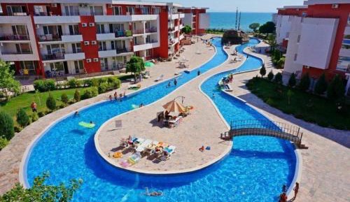 Apartment with Pool View 