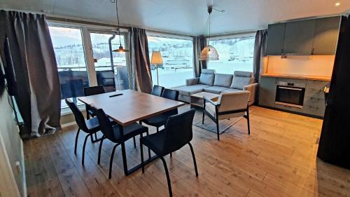 Apartment with Mountain View