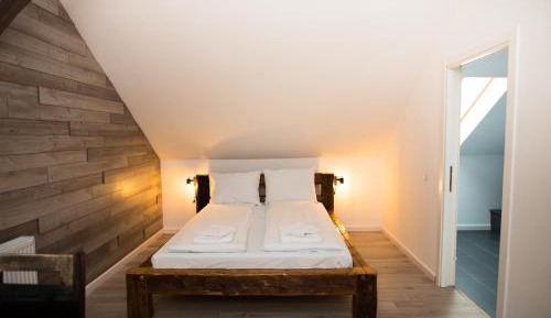 Deluxe Room (2 Adults + 1 Child)