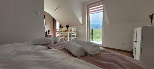 Apartment with Mountain View