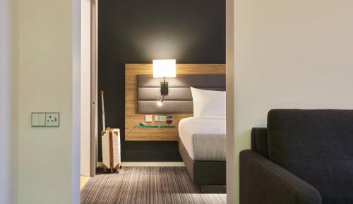 Moxyfied Family Sleeper, Larger Guest room