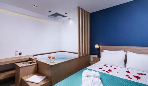 Suite with Hot Tub