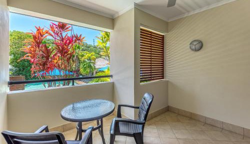 Apartment with Pool View 