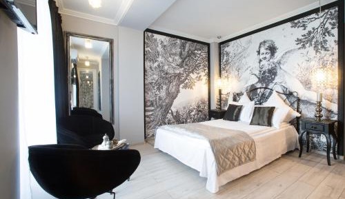 Deluxe Double Room with Lakeview and Balcony