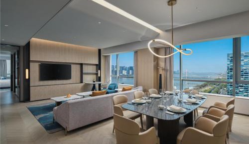 One-Bedroom King Suite with River View - Living and Dinning Area