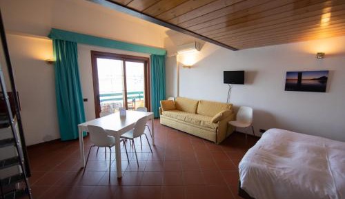 Studio with Lake View - Split Level (6 Adults)