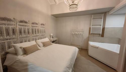Queen Room with Spa Bath