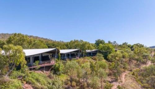 Deluxe Two-Bedroom Cabin with Lake View