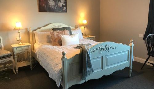 Deluxe Double Room with Side Sea View
