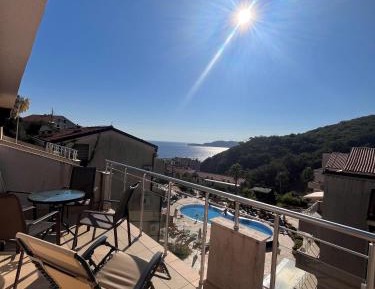 Apartment with Pool View 