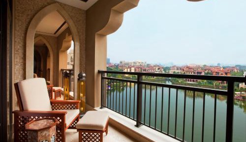 Executive Suite, 1 King, Lake view, Balcony