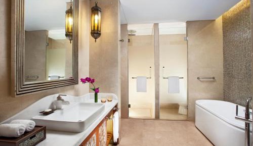 Deluxe Guest room, 1 King, Garden view, Balcony