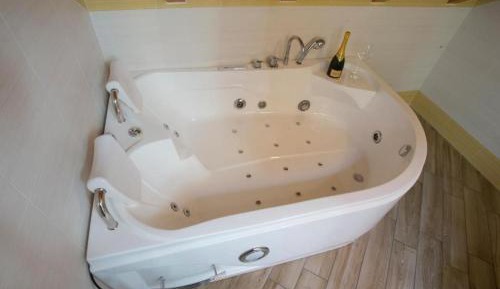 Queen Room with Spa Bath