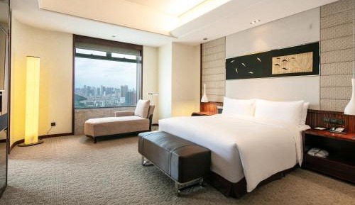 One-Bedroom Suite with Dining Area