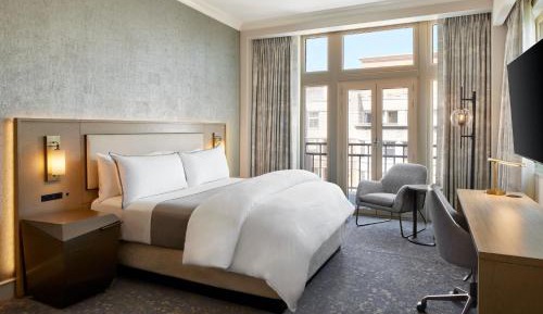 Deluxe, Larger Guest room, 1 King