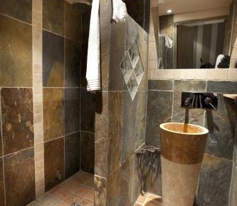 Family Room (4 Adults + 1 Child)