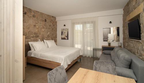 Deluxe Room (2 Adults + 1 Child)